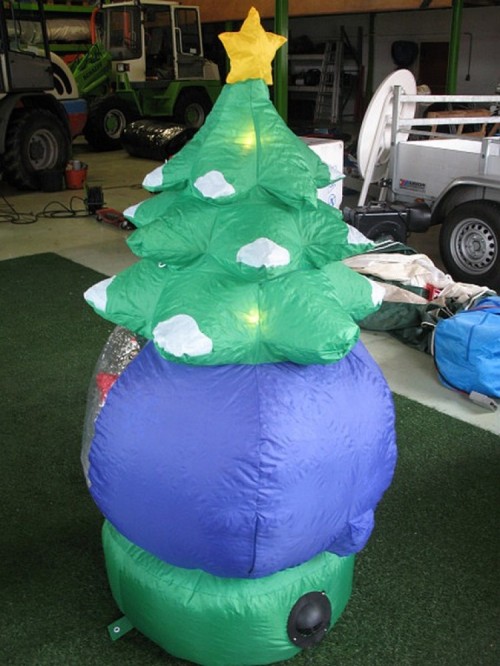 Opblaasfiguur - Kerstboom met bewegende sneeuw (interactief)